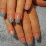 Blaue glänzende Fingernägel