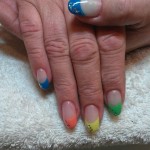 Fingernägel bunt lackiert