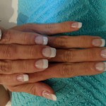 Fingernägel weiss lackiert und verlängert