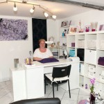 Sandra bei der Arbeit im Nagelstudio