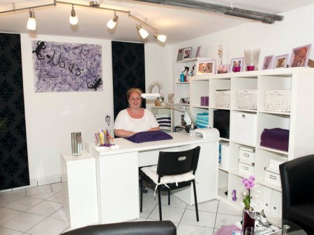 Sandra bei der Arbeit im Nagelstudio
