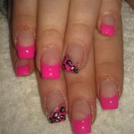 rosa lackierte Fingernägel