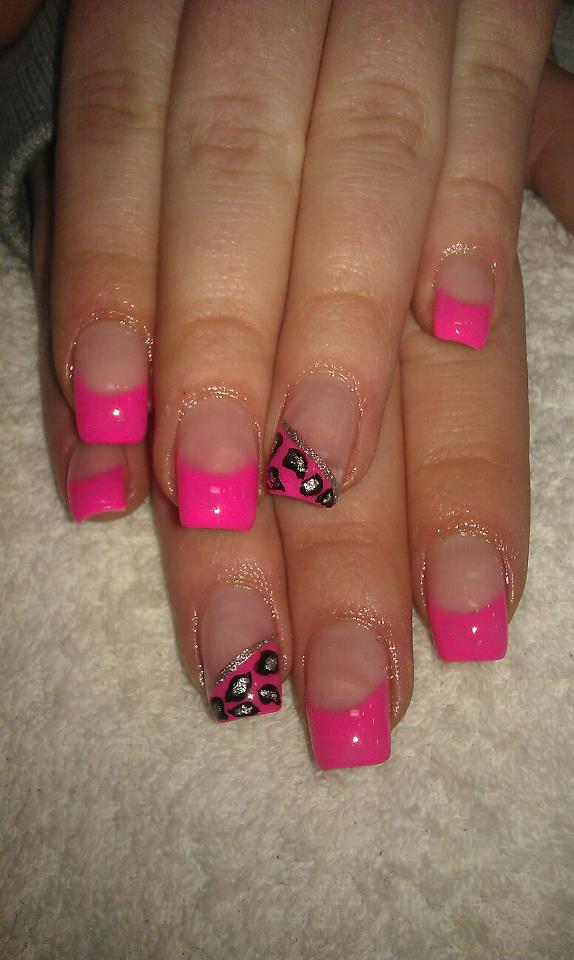 rosa lackierte Fingernägel
